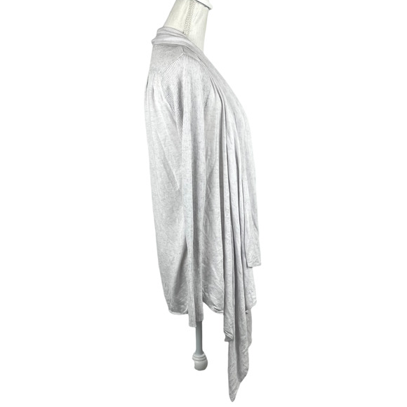 Lululemon Universal Wrap in Heathered White - Picture 8 of 10